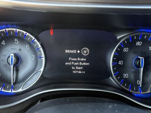 Used 2017 Chrysler Pacifica Limited w/ UConnect Theater Package FWD image 3