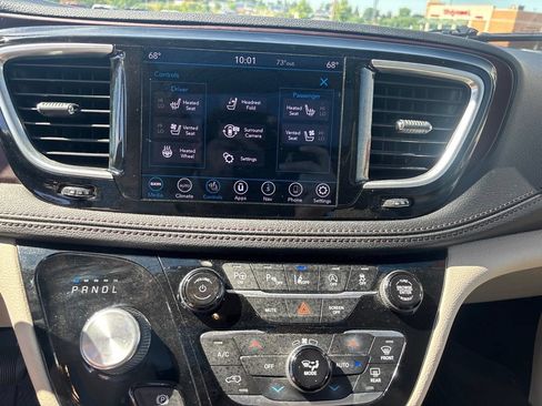 Used 2018 Chrysler Pacifica Limited w/ Tire & Wheel Group FWD image 14