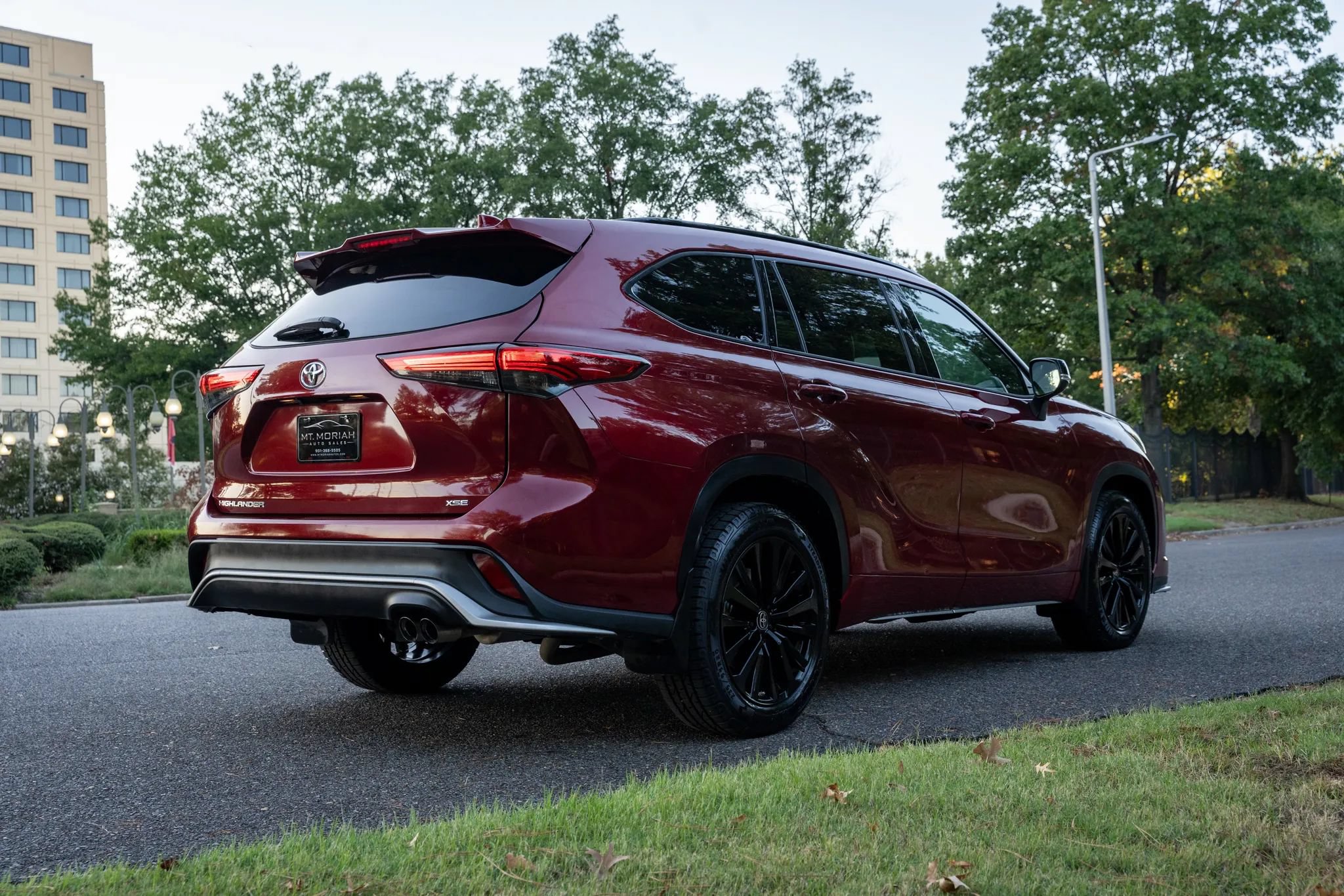 Used 2023 Toyota Highlander XSE FWD image 5