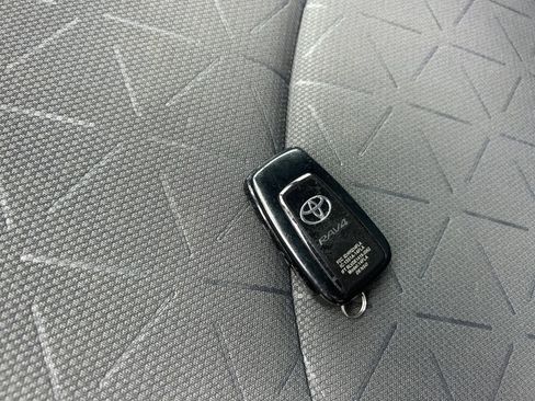 Used 2022 Toyota RAV4 XLE AWD/4WD image 34