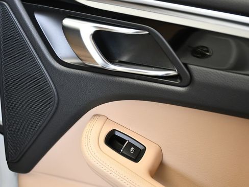 Certified 2023 Porsche Macan AWD/4WD image 31
