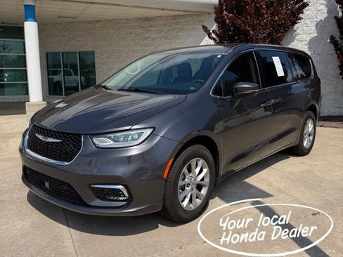 Used 2023 Chrysler Pacifica Touring-L AWD/4WD image 1
