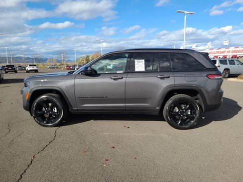 New 2025 Jeep Grand Cherokee Altitude image 11