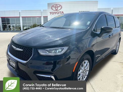 Used 2023 Chrysler Pacifica Touring-L image 7