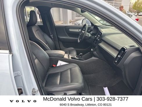 Used 2025 Volvo XC40 B5 Core image 18