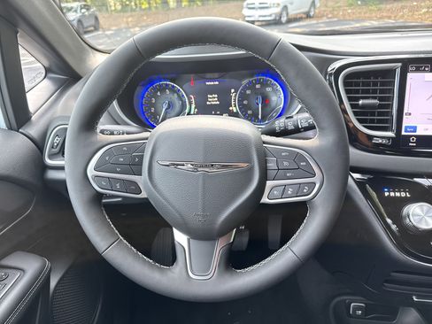 New 2025 Chrysler Voyager LX image 28