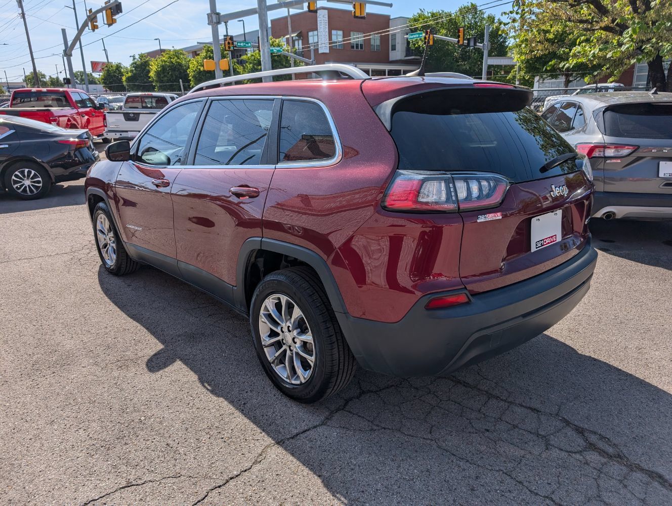 Used 2019 Jeep Cherokee Latitude Plus w/ Comfort/Convenience Group FWD image 8