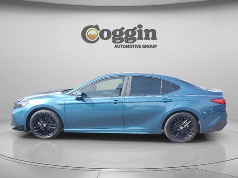 Used 2025 Toyota Camry SE image 3