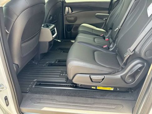 Used 2025 Kia Carnival FWD image 11