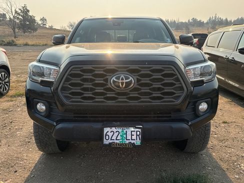 Used 2020 Toyota Tacoma TRD Off-Road w/ TRD Premium Off Road Package AWD/4WD image 2