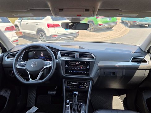 Used 2024 Volkswagen Tiguan SE image 48