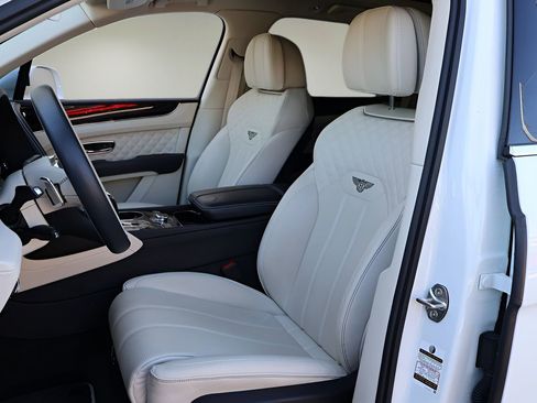Used 2021 Bentley Bentayga Base image 14