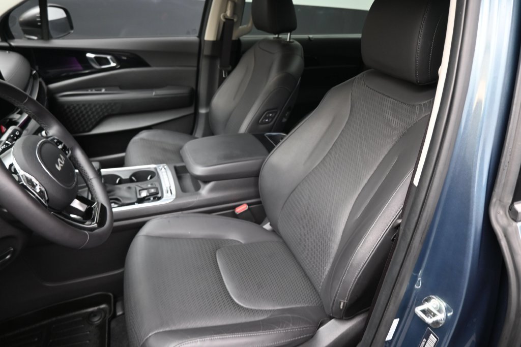 Used 2025 Kia Carnival SX Prestige FWD image 33