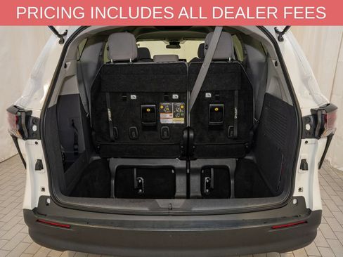 Used 2024 Toyota Sienna LE FWD image 5