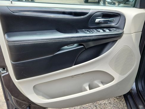 Used 2020 Dodge Grand Caravan SXT FWD image 12