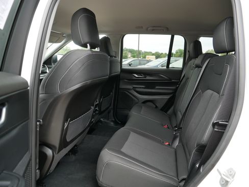 Used 2023 Jeep Grand Cherokee Laredo w/ Luxury Tech Group I AWD/4WD image 35