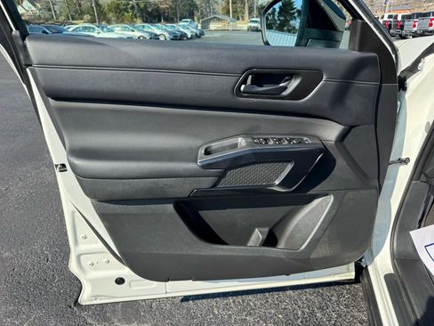 Used 2023 Nissan Pathfinder S image 11