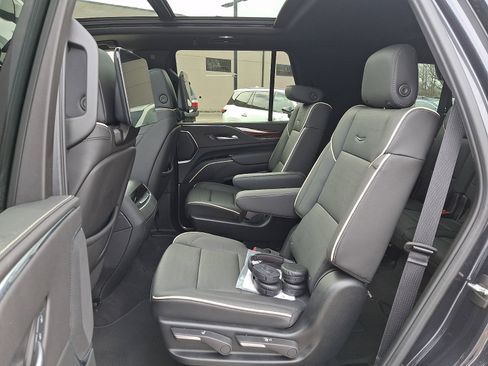 Used 2024 Cadillac Escalade Premium Luxury image 10