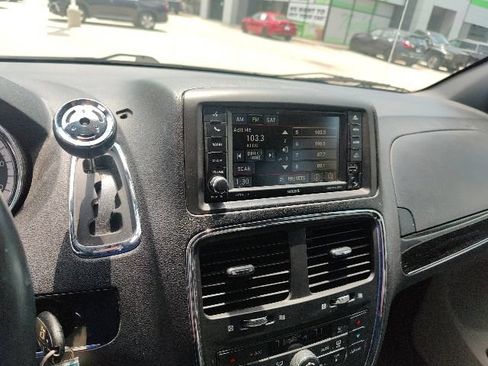 Used 2016 Dodge Grand Caravan SXT FWD image 19