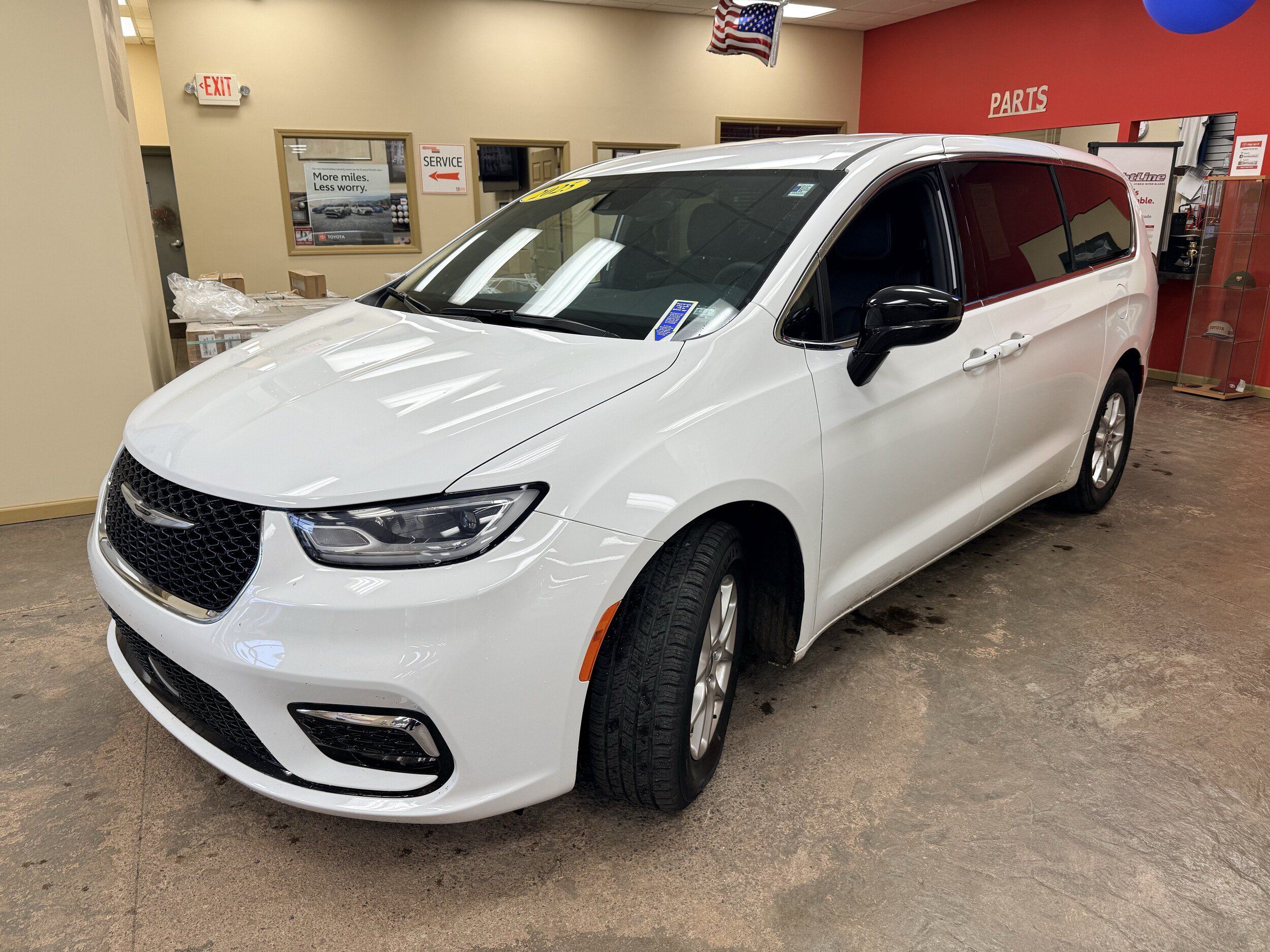 Used 2025 Chrysler Pacifica Select FWD image 3