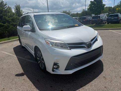 Used 2019 Toyota Sienna Limited Premium AWD/4WD image 3