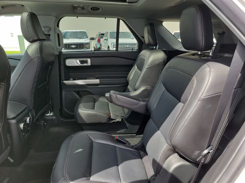 Used 2023 Ford Explorer Limited w/ Limited Technology Package RWD image 13