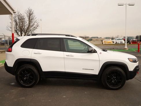 Used 2019 Jeep Cherokee Trailhawk AWD/4WD image 4