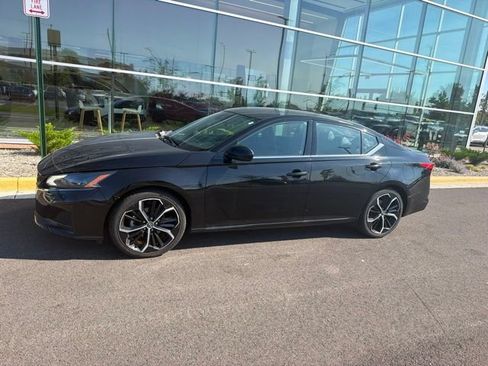Used 2024 Nissan Altima 2.5 SR FWD image 2