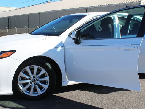 Used 2020 Toyota Camry LE image 3