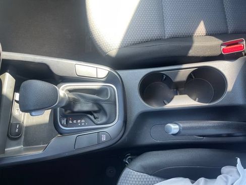 Used 2025 Kia Soul LX w/ LX Technology Package FWD image 14