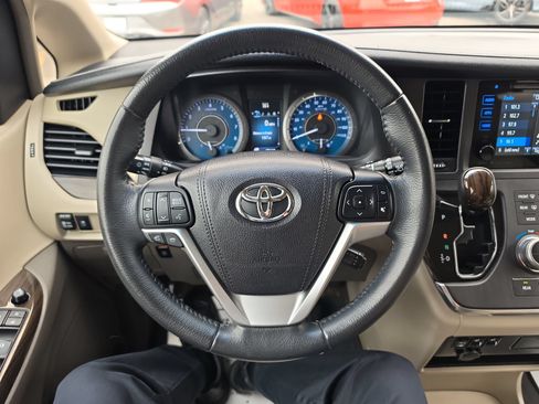 Used 2017 Toyota Sienna XLE FWD image 13