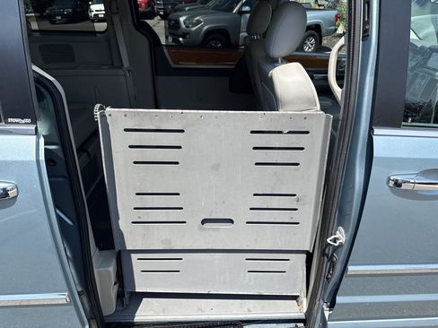 Used 2008 Chrysler Town & Country Limited w/ Trailer Tow Group FWD image 18