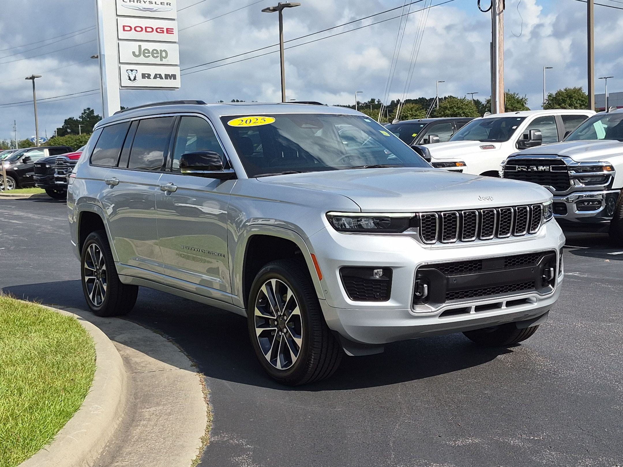 Used 2025 Jeep Grand Cherokee L Overland w/ Luxury Tech Group IV AWD/4WD image 3