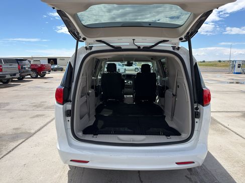 Used 2024 Chrysler Voyager LX FWD image 5