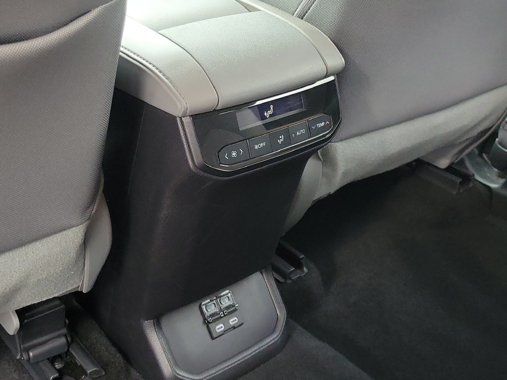Used 2024 Toyota Highlander LE FWD image 12