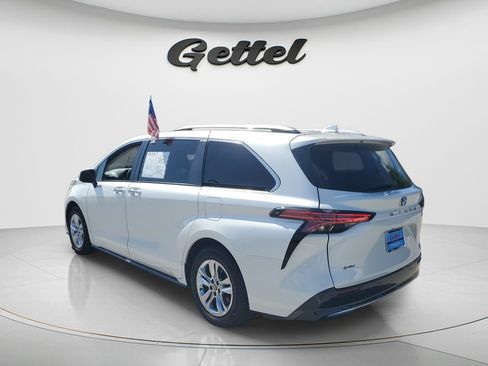 Used 2023 Toyota Sienna Limited FWD image 10