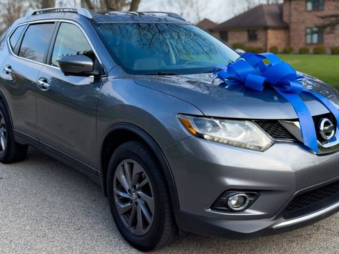 Used 2016 Nissan Rogue SV image 3