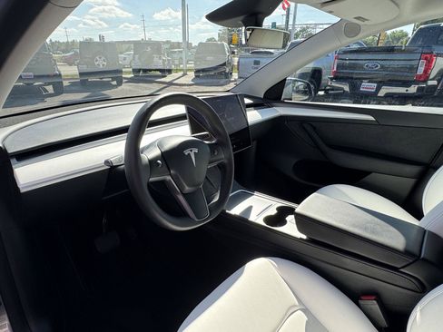 Used 2025 Tesla Model Y Long Range AWD/4WD image 16