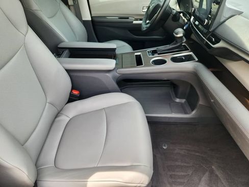 Used 2022 Toyota Sienna XLE FWD image 15