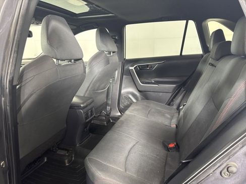 Used 2021 Toyota RAV4 SE image 12