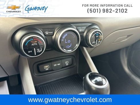 Used 2025 Hyundai Venue SEL FWD image 19
