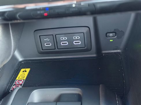 Used 2023 Toyota Venza XLE image 57