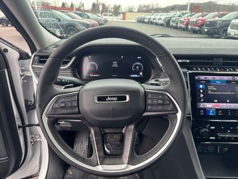 Used 2023 Jeep Grand Cherokee Limited w/ Luxury Tech Group II image 17