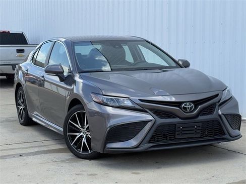 Used 2023 Toyota Camry SE image 2