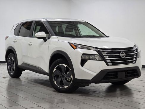 Used 2024 Nissan Rogue SV image 2