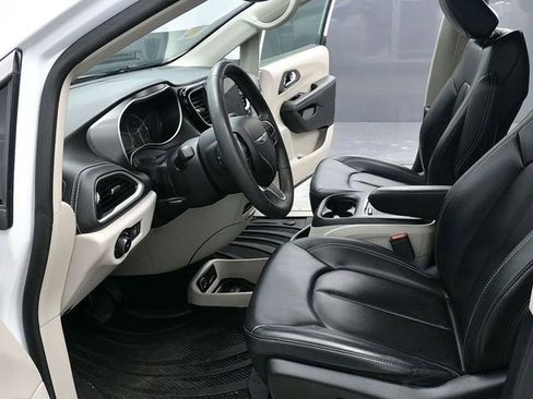 Used 2023 Chrysler Pacifica Touring-L image 15