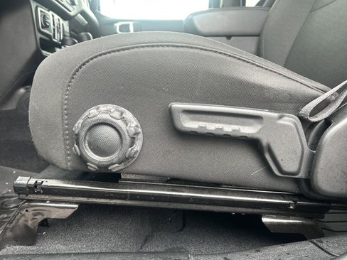 Used 2018 Jeep Wrangler Unlimited Sahara image 13