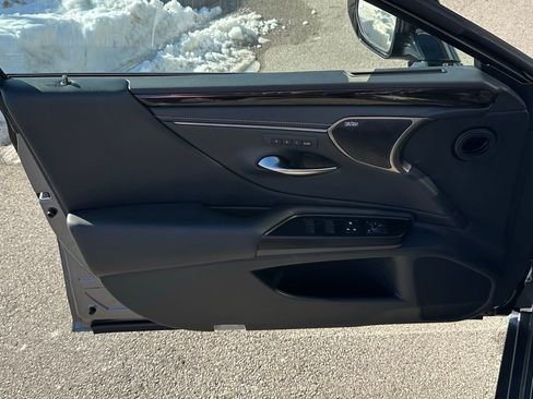 Used 2019 Lexus ES 300h w/ Luxury Package image 15