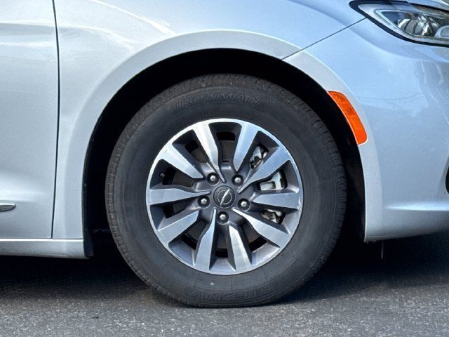 Used 2023 Chrysler Pacifica Limited FWD image 6