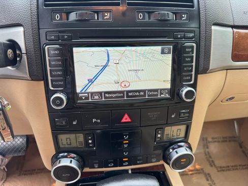Used 2010 Volkswagen Touareg VR6 AWD/4WD image 16
